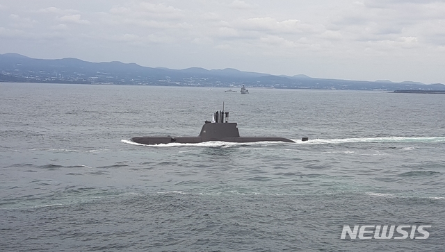 【서울=뉴시스】 지난 9일 제주 인근해상에서 2018 해군 국제관함식 해상사열 리허설에서 214급(1800t) 잠수함 홍범도함(SS-Ⅱ)이 선체 상부를 드러낸 채 해상 기동을 하고 있다. 2018.10.10. 