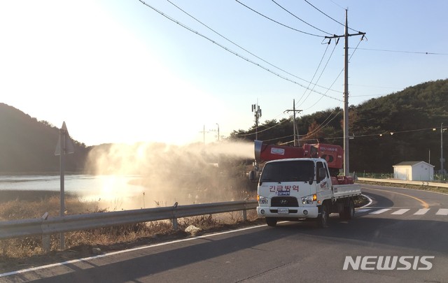 【창원=뉴시스】 홍정명 기자 = 10일 경남 창녕군 장척저수지 부근에서 채취한 야생 조류분변에 대한 정밀검사 결과 ‘저병원성 AI’로 최종 판정된 가운데 경상남도 긴급방역 차량이 저수지 일대를 돌면서 방역하고 있다.2018.10.10.(사진=경남도 제공) photo@newsis.com