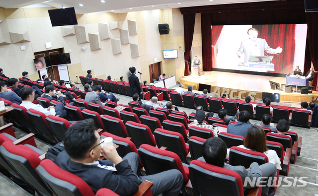 【대구=뉴시스】김덕용 기자 = 지난해 칠곡경북대병원에서 열린 아시아 로봇 대장수술캠프 행사 모습 2018. 10. 10.(사진=칠곡경북대병원 제공) photo@newsis.com
