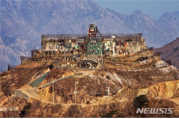 【서울=뉴시스】 강원도 고성군 비무장지대(DMZ)내 감시초소(GP). (사진=하태경 의원실 제공)