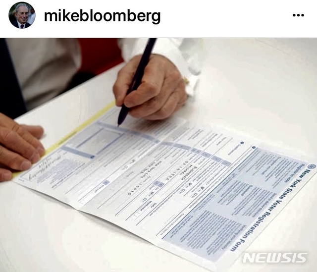 【로스앤젤레스=뉴시스】 마이클 블룸버그 전 시장이 10일(현지시간) 민주당원으로 유권자 등록서를 쓰는 사진을 자신의 인스타그램과 트위터에 올리면서 다시 민주당에 몸담는 이유를 설명했다. <사진=마이크 블룸버그 인스타그램 캡처> 2018.10.10