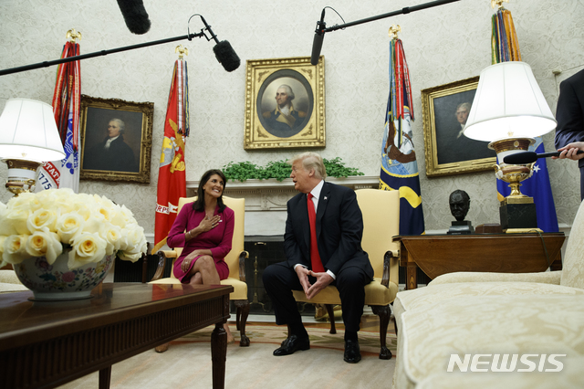 【워싱턴=AP/뉴시스】도널드 트럼프 미국 대통령과 니키 헤일리 유엔주재 미국 대사가 9일(현지시간) 워싱턴 백악관 오벌 오피스에서 면담하고 있다. 트럼프 대통령은 면담 후 헤일리 대사가 올 연말로 사임한다고 밝혔다. 2018.10.10. 