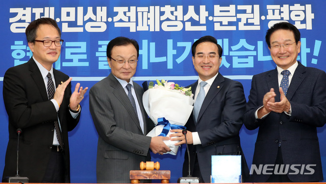 【서울=뉴시스】박영태 기자 = 10일 오전 서울 영등포구 여의도 국회에서 열린 더불어민주당 전국위원장 당선자 축하 인사에서 이해찬 대표가 박홍근 을지키는 민생실천위원장에게 축하 꽃다발을 전달하고 있다. 2018.10.10.since1999@newsis.com