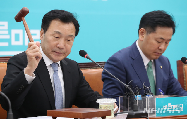 【서울=뉴시스】고승민 기자 = 10일 오전 서울 여의도 국회에서 열린 바른미래당 최고위원회의에서 손학규 대표가 개회하고 있다. 2018.10.10.kkssmm99@newsis.com