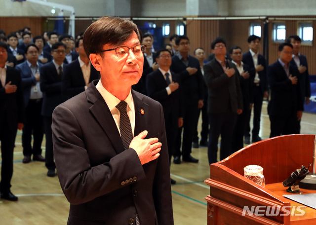 【세종=뉴시스】강종민 기자 = 김상조 공정거래위원장이 10일 오전 정부세종청사에서 열린 직원조회에서 국민의례를 하고 있다. 김 위원장은 이날 사기진작방안을 발표했다. 2018.10.10. ppkjm@newsis.com