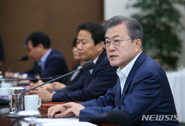 【서울=뉴시스】전신 기자 = 문재인 대통령이 10일 청와대 여민관에서 열린 수석보좌관회의를 주재하고 있다. 2018.10.10. photo1006@newsis.com