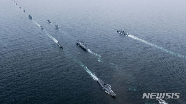 【서울=뉴시스】 지난 9일 제주 인근해상에서 2018 해군 국제관함식 해상사열 리허설이 열리고 있다.  왼쪽 상단 방향으로 기동하는 함정은 일출봉함(LST-688), 천자봉함(LST-687), 독도함(LPH-6111). 오른쪽 하단 방향으로 기동하는 사열함정은 대조영함(DDH-977), 광개토대왕함(DDH-971), 대구함(FFG-818), 소양함(AOE-51), 천왕봉함(LST-686), 남포함(MLS-570), 광양함(ATS-32), 청해진함(ASR-21). 2018.10.10. (사진=해군 제공)  photo@newsis.com