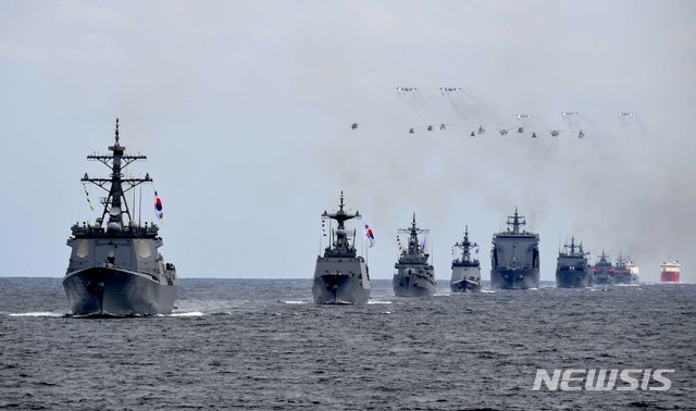【서울=뉴시스】 지난 9일 제주 인근해상에서 2018 해군 국제관함식 해상사열 리허설이 열리고 있다. 앞에서부터 율곡이이함(DDG-992), 대조영함(DDH-977), 광개토대왕함(DDH-971), 대구함(FFG-818), 소양함(AOE-51), 천왕봉함(LST-686), 남포함(MLS-570), 광양함(ATS-32), 청해진함(ASR-21), 해-5002, 아라온. 2018.10.10. (사진=해군 제공) photo@newsis.com