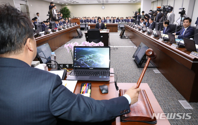 【세종=뉴시스】강종민 기자 = 10일 오전 정부세종청사에서 열린 국회 정무위원회의 국무조정실과 국무총리비서실에 대한 국정감사에서 민병두 위원장이 시작을 알리고 있다. 2018.10.10. ppkjm@newsis.com