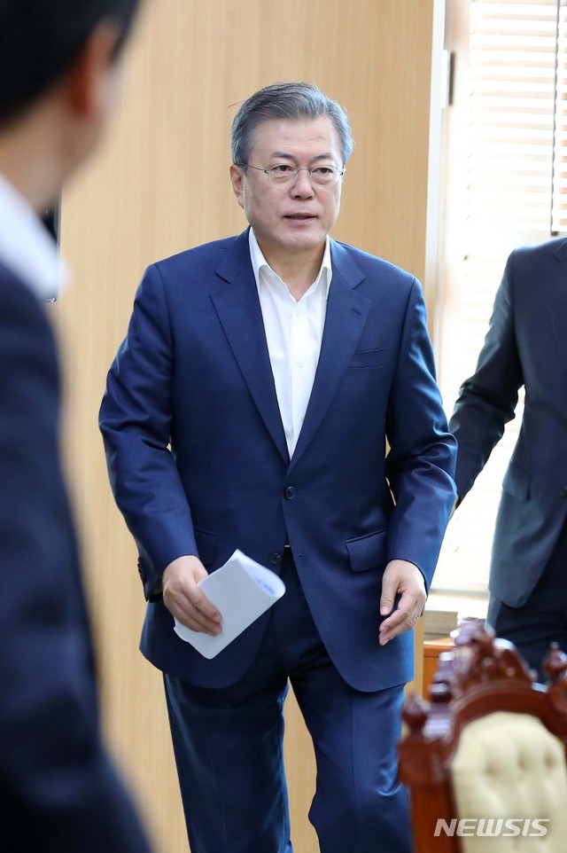 【서울=뉴시스】전신 기자 = 문재인 대통령이 10일 청와대 여민관에서 열린 수석보좌관회의에 참석하고 있다. 2018.10.10. photo1006@newsis.com