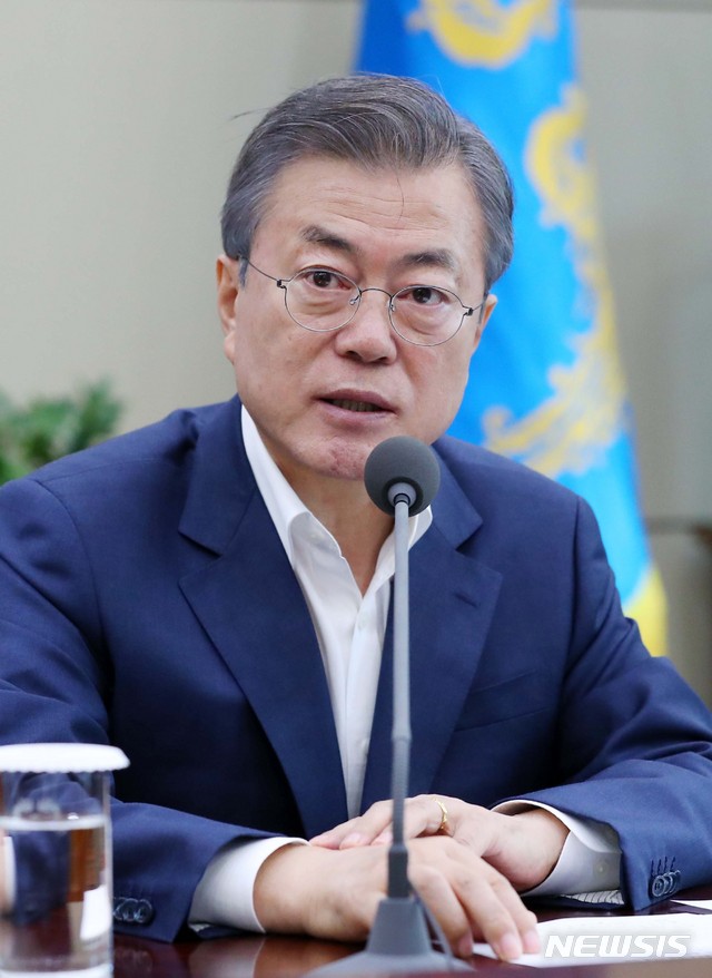 【서울=뉴시스】전신 기자 = 문재인 대통령이 10일 청와대 여민관에서 열린 수석보좌관회의를 주재하고 있다. 2018.10.10. photo1006@newsis.com