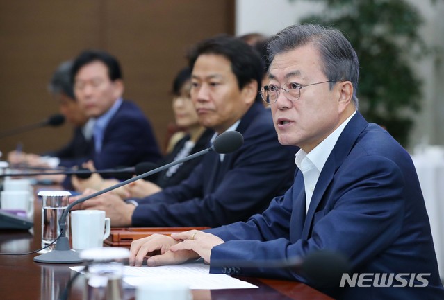 【서울=뉴시스】전신 기자 = 문재인 대통령이 10일 청와대 여민관에서 열린 수석보좌관회의를 주재하고 있다. 2018.10.10. photo1006@newsis.com