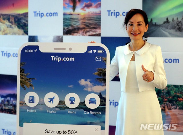 [서울=뉴시스] 조성봉 기자 = 10일 오전 서울 중구 웨스틴 조선호텔에서 열린 트립닷컴 리블랜딩 1주년 기자간담회에 앞서 중국 최대 온라인 여행사 씨트립 그룹(트립닷컴) 쑨제(Jane Sun) CEO가 트립닷컴 앱을 소개하며 포즈를 취하고 있다. 2018.10.10.suncho21@newsis.com