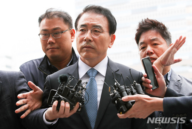 【서울=뉴시스】김선웅 기자 = 은행장 재직 시절 임원 자녀 등 특혜채용 혐의를 받고 있는 조용병 신한금융지주 회장이 지난 10일 오전 서울 송파구 서울동부지방법원에서 열린 영장실질심사(구속 전 피의자심문)에 출석하고 있다. 2018.10.10. mangusta@newsis.com