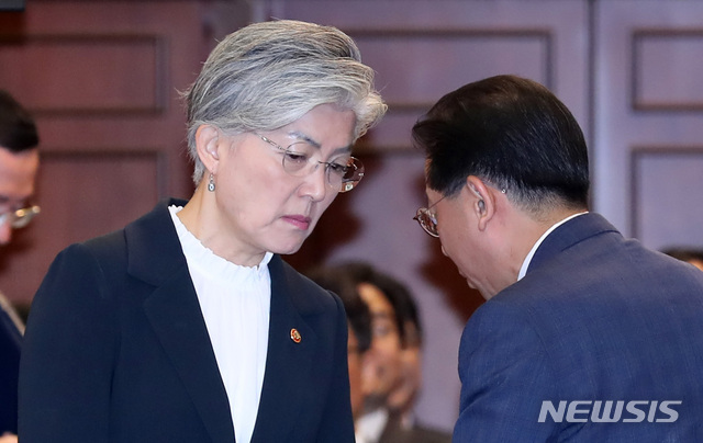 【서울=뉴시스】이영환 기자 = 강경화 외교부 장관이 10일 오전 서울 종로구 외교부 청사에서 열린 2018 외교부 국정감사에 참석하고 있다. 2018.10.10.&nbsp; 20hwan@newsis.com