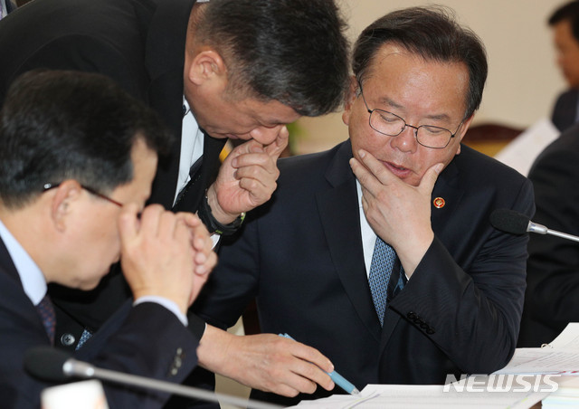 【서울=뉴시스】박진희 기자 = 김부겸 행정안전부 장관이 10일 오전 정부서울청사 대회의실에서 열린 국회 행정안전위원회 행정안전부 국정감사에 앞서 국감 자료를 검토하고 있다. 2018.10.10.&nbsp; pak7130@newsis.com