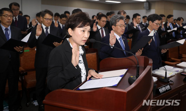 【세종=뉴시스】추상철 기자 = 2018년도 국회 국토교통위원회 국정감사가 실시된 10일 오전 정부세종청사 국토교통부 대회의실에 마련된 국정감사장에서 김현미 국토교통부 장관이 증인선서를 하고 있다. 2018.10.10. scchoo@newsis.com