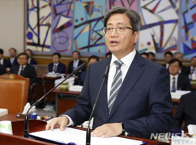 【서울=뉴시스】최동준 기자 = 김명수 대법원장이 10일 서울 서초구 대법원에서 열린 국회 법제사법위원회의 대법원 국정감사에서 인사말을 하고 있다. 2018.10.10. photocdj@newsis.com