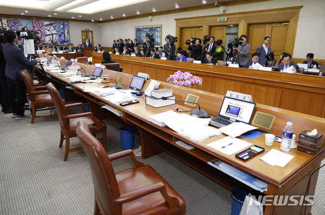 【서울=뉴시스】최동준 기자 = 김명수 대법원장이 10일 서울 서초구 대법원에서 열린 국회 법제사법위원회의 대법원 국정감사에서 인사말을 하고 있다. 김 대법원장 인사말 때 야당 의원들이 퇴장해 자리가 비어 있다. 2018.10.10. photocdj@newsis.com