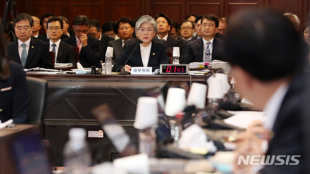 【서울=뉴시스】이영환 기자 = 강경화 외교부 장관이 10일 오전 서울 종로구 외교부 청사에서 열린 2018 외교부 국정감사에 참석해 더불어민주당 이수혁 의원의 질의에 답하고 있다. 2018.10.10.&nbsp; 20hwan@newsis.com