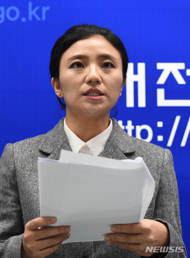 【대전=뉴시스】함형서 기자 =더불어민주당 김소연(서구6)대전시 의원이 지난10월&nbsp; 10일 오전 대전 서구 둔산동 대전시의회 기자실에 불법선거자금 요구와 관련해 기자회견을 열고 있다. 2018.10.10.foodwork23@newsis.com