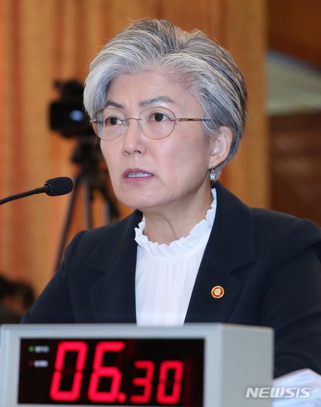 【서울=뉴시스】이영환 기자 = 강경화 외교부 장관이 10일 오전 서울 종로구 외교부 청사에서 열린 2018 외교부 국정감사에 참석해 의원들의 질의에 답하고 있다. 2018.10.10.&nbsp; 20hwan@newsis.com