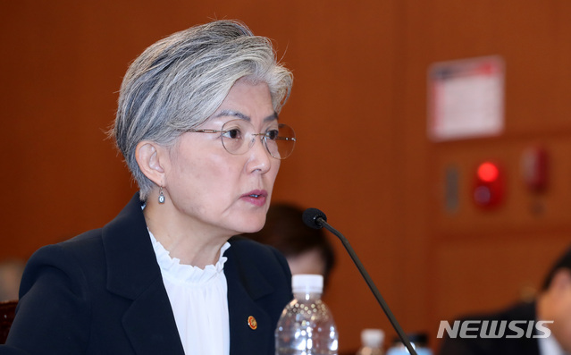 【서울=뉴시스】이영환 기자 = 강경화 외교부 장관이 10일 오전 서울 종로구 외교부 청사에서 열린 2018 외교부 국정감사에 참석해 의원들의 질의에 답하고 있다. 2018.10.10.&nbsp; 20hwan@newsis.com