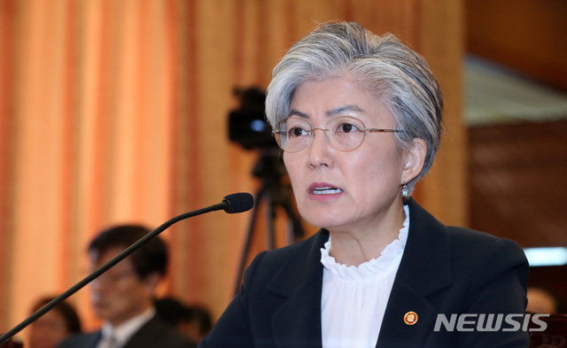 【서울=뉴시스】이영환 기자 = 강경화 외교부 장관이 10일 오전 서울 종로구 외교부 청사에서 열린 2018 외교부 국정감사에 참석해 의원들의 질의에 답하고 있다. 2018.10.10.&nbsp; 20hwan@newsis.com