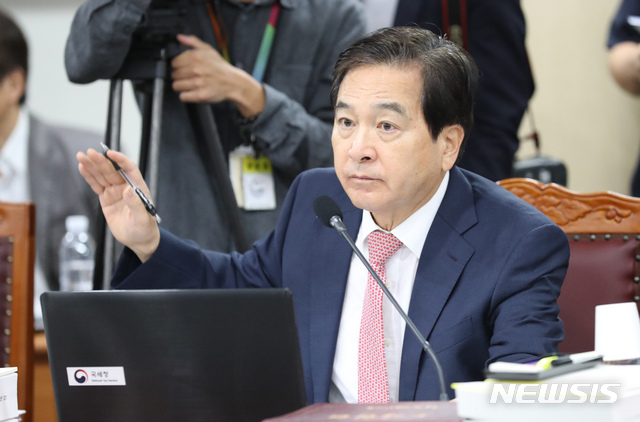 【세종=뉴시스】강종민 기자 = 10일 오전 정부세종2청사에서 열린 국회 기획재정위원회의 국세청에 대한 국정감사에서 자유한국당 심재철 의원이 발언신청을 하고 있다. 2018.10.10. ppkjm@newsis.com