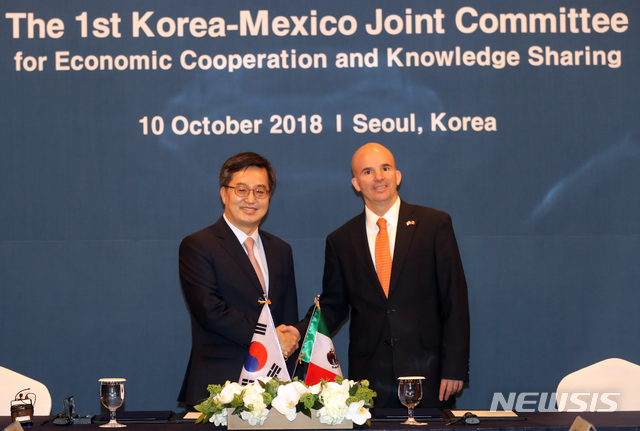 【서울=뉴시스】전진환 기자 = 제1차 한/멕 경제협력위원회가 열린 10일 오전 서울 소공동 롯데호텔 에메랄드홀에서 김동연 부총리 겸 기획재정부장관이 호세 안토리오 곤살레스 아나야 재무장관과 악수하고 있다. 2018.10.10. amin2@newsis.com