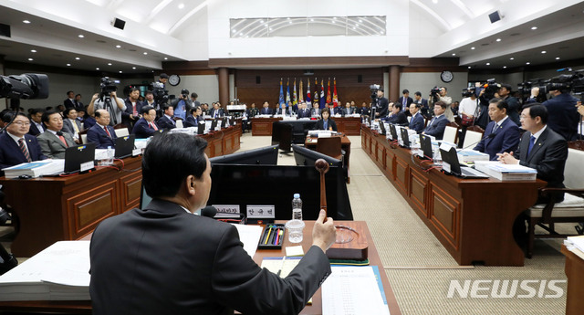 【서울=뉴시스】홍효식 기자 = 안규백 국회 국방위원장이 10일 서울 용산구 국방부에서 열린 국회 국방위원회 국방부 등에 대한 국정감사에서 의사봉을 두드리고 있다. 2018.10.10. yesphoto@newsis.com