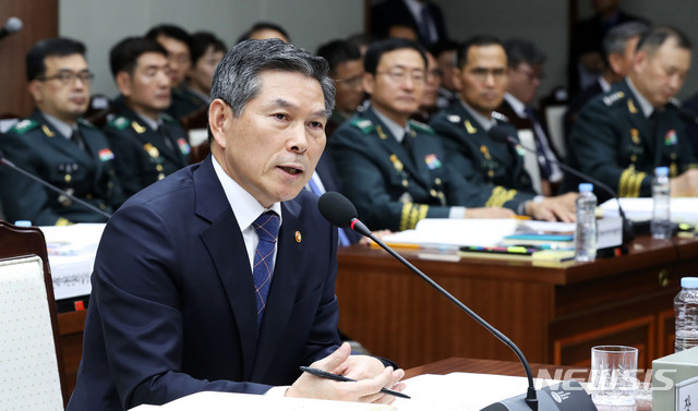 【서울=뉴시스】홍효식 기자 = 정경두 국방부 장관이 10일 서울 용산구 국방부에서 열린 국회 국방위원회 국방부 등에 대한 국정감사에서 의원들의 질의에 답하고 있다. 2018.10.10. yesphoto@newsis.com