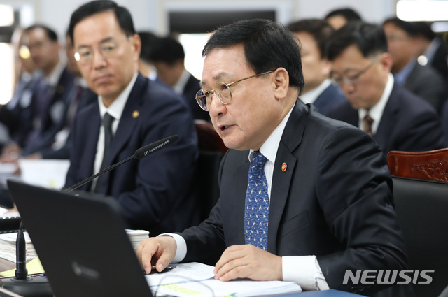 【과천=뉴시스】김진아 기자 = 유영민 과학기술정보통신부 장관이 10일 오전 경기 정부과천청사 과학기술정보통신부 청사에서 열린 과학기술정보통신부 국정감사에서 의원들의 질의에 답하고 있다. 2018.10.10. bluesoda@newsis.com