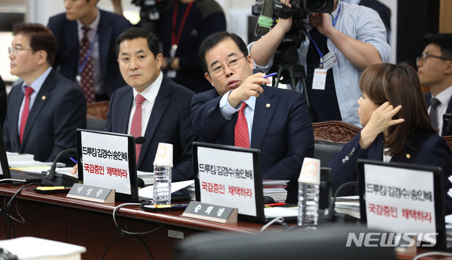 【과천=뉴시스】김진아 기자 = 유영민 과학기술정보통신부 장관이 10일 오전 경기 정부과천청사 과학기술정보통신부 청사에서 열린 과학기술정보통신부 국정감사에서 야당 의원들이 드루킹 등에 대한 국감증인 채택을 촉구하는 프린트물을 노트북에 부착 후 의사발언을 하고 있다. 2018.10.10. bluesoda@newsis.com