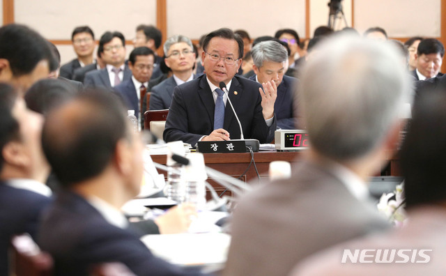 【서울=뉴시스】박진희 기자 = 김부겸 행정안전부 장관이 10일 오전 정부서울청사 대회의실에서 열린 국회 행정안전위원회 행정안전부 국정감사에 참석하여 질의에 답변하고 있다. 2018.10.10.&nbsp; pak7130@newsis.com