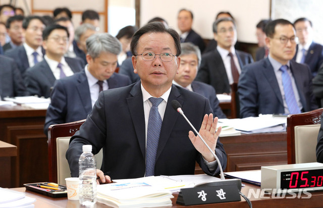 【서울=뉴시스】박진희 기자 = 김부겸 행정안전부 장관이 10일 오전 정부서울청사 대회의실에서 열린 국회 행정안전위원회 행정안전부 국정감사중 회의장 질의 자료 화면을 기다리고 있다. 2018.10.10.&nbsp;&nbsp; pak7130@newsis.com