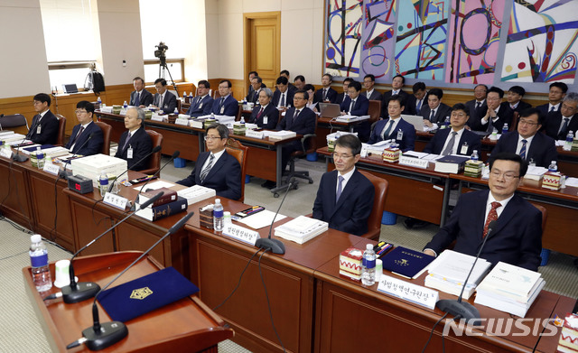 【서울=뉴시스】최동준 기자 = 10일 서울 서초구 대법원에서 열린 국회 법제사법위원회의 대법원 국정감사에서 김명수 대법원장, 안철상 법원행정처장을 비롯한 기관장들이 국정감사 시작을 기다리고 있다. 2018.10.10. photocdj@newsis.com