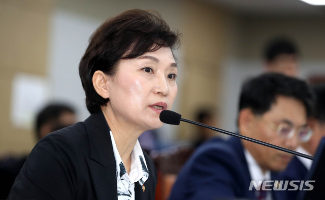 【세종=뉴시스】추상철 기자 = 2018년도 국회 국토교통위원회의 국토교통부에 대한 국정감사가 실시된 10일 오전 정부세종청사 국토교통부 대회의실에 마련된 국정감사장에서 김현미 국토교통부 장관이 부동산 정책 관련 질의에 답변하고 있다. 2018.10.10. scchoo@newsis.com