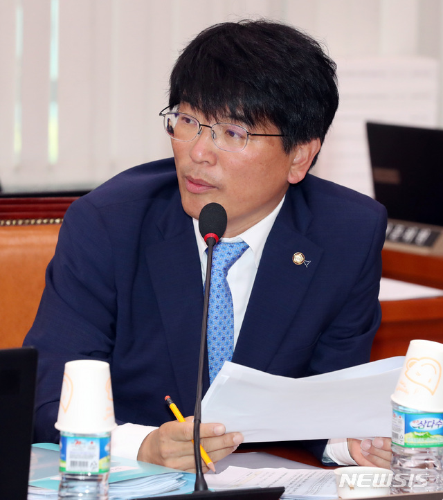 【서울=뉴시스】박영태 기자 = 10일 오전 서울 영등포구 여의도 국회에서 열린 농림축산식품해양수산위원회 국정감사에서 박완주 의원이 질의하고 있다. 2018.10.10.since1999@newsis.com