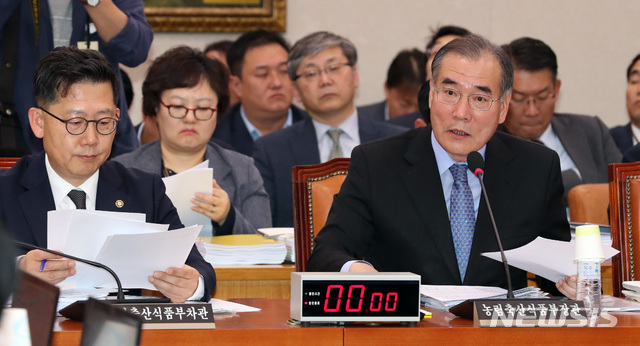 【서울=뉴시스】박영태 기자 = 10일 오전 서울 영등포구 여의도 국회에서 열린 농림축산식품해양수산위원회 국정감사에서 이개호 농림축산식품부 장관이 의원 질의에 답변하고 있다. 2018.10.10.since1999@newsis.com