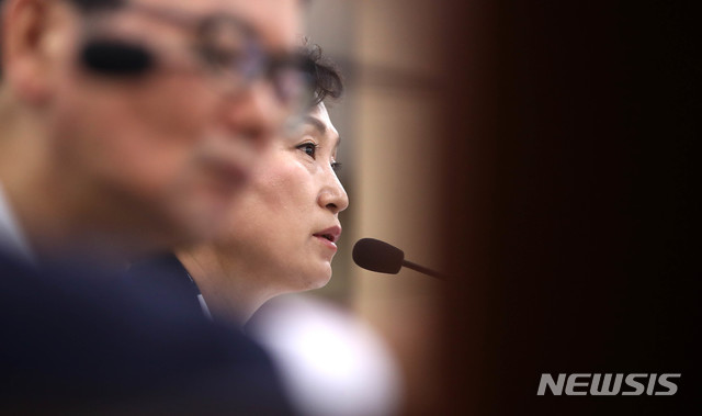 【세종=뉴시스】추상철 기자 = 2018년도 국회 국토교통위원회의 국토교통부에 대한 국정감사가 실시된 10일 오전 정부세종청사 국토교통부 대회의실에 마련된 국정감사장에서 김현미 국토교통부 장관이 택지개발 유출과 관련 질의에 답변하고 있다. 2018.10.10. scchoo@newsis.com