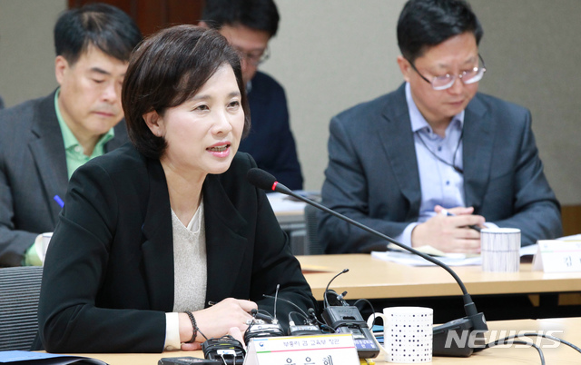 【세종=뉴시스】강종민 기자 = 유은혜 부총리 겸 교육부 장관이 10일 오전 정부세종청사에서 출입기자단과 간담회를 갖고 있다. 2018.10.10.(사진=교육부 제공) photo@newsis.com