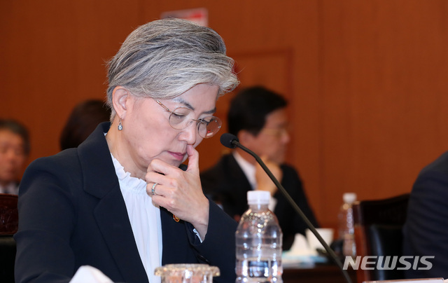 【서울=뉴시스】이영환 기자 = 강경화 외교부 장관이 10일 오전 서울 종로구 외교부 청사에서 열린 2018 외교부 국정감사에 참석해 잠시 생각에 잠겨 있다. 2018.10.10.&nbsp; 20hwan@newsis.com