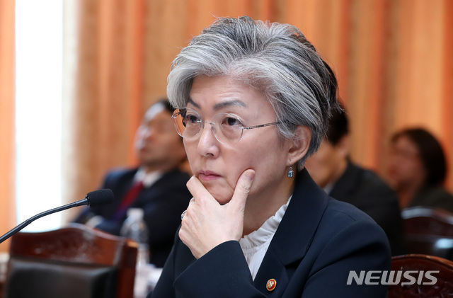 【서울=뉴시스】이영환 기자 = 강경화 외교부 장관이 10일 오전 서울 종로구 외교부 청사에서 열린 2018 외교부 국정감사에 참석해 잠시 생각에 잠겨 있다. 2018.10.10.&nbsp; 20hwan@newsis.com