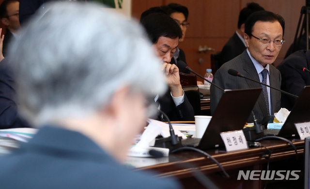 【서울=뉴시스】이영환 기자 = 더불어민주당 이해찬 대표가 10일 오전 서울 종로구 외교부 청사에서 열린 2018 외교부 국정감사에 참석해 강경화 외교부 장관에게 질의하고 있다. 2018.10.10.&nbsp; 20hwan@newsis.com