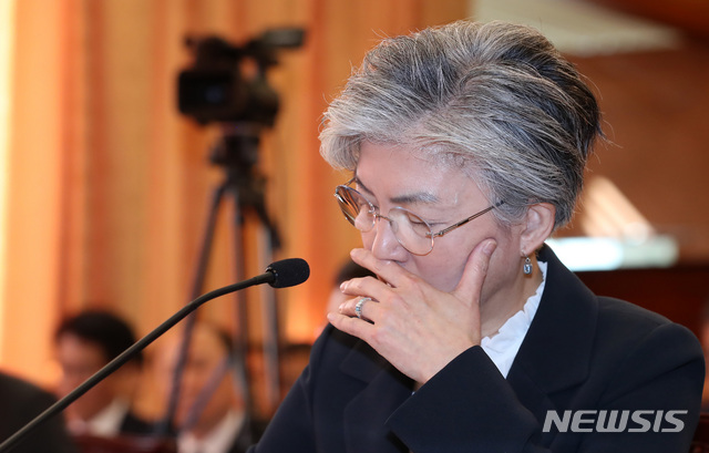 【서울=뉴시스】이영환 기자 = 강경화 외교부 장관이 10일 오전 서울 종로구 외교부 청사에서 열린 2018 외교부 국정감사에 참석해 잠시 생각에 잠겨 있다. 2018.10.10.&nbsp; 20hwan@newsis.com