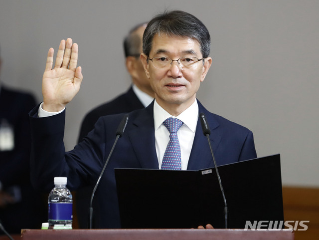 【서울=뉴시스】최동준 기자 = 안철상 법원행정처장이 10일 서울 서초구 대법원에서 열린 국회 법제사법위원회의 대법원 국정감사에서 선서하고 있다. 2018.10.10.&nbsp; photocdj@newsis.com