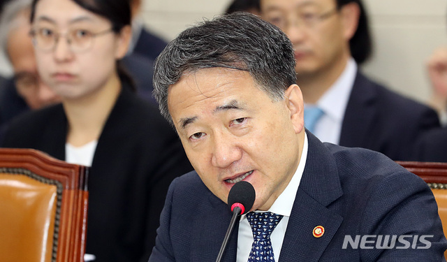 【서울=뉴시스】이종철 기자 = 10 서울 여의도 국회에서 열린 보건복지위원회 보건복지부에 대한 2018년도 국정감사에 출석한 박능후 보건복지부장관이 의원 질의에 닫변하고 하고 있다. 2018.10.10.jc4321@newsis.com