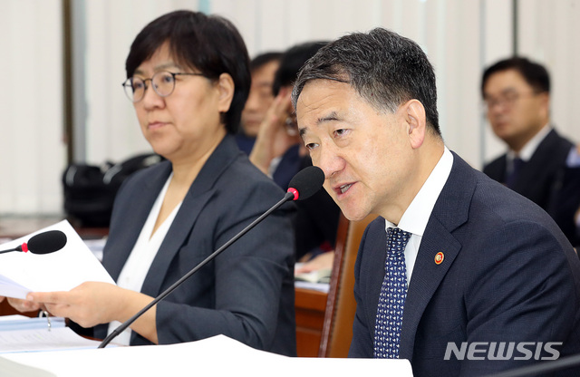 【서울=뉴시스】이종철 기자&nbsp; = 10 서울 여의도 국회에서 열린 보건복지위원회 보건복지부에 대한 2018년도 국정감사에 출석한 박능후 보건복지부장관이 의원 질의에 닫변하고 하고 있다. 2018.10.10.jc4321@newsis.com