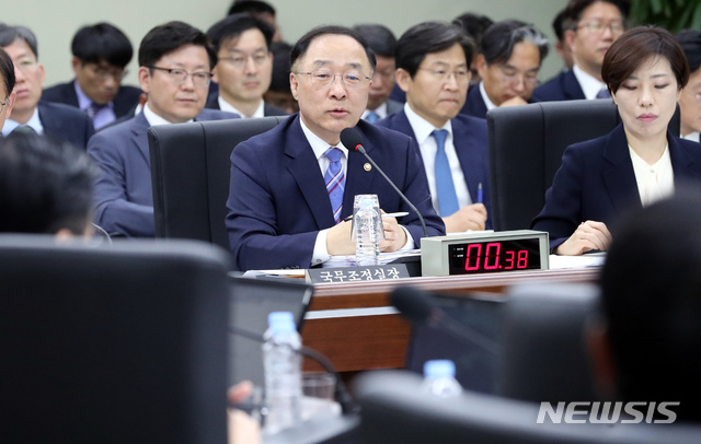 【세종=뉴시스】강종민 기자 = 10일 오전 정부세종청사에서 열린 국회 정무위원회의 국무조정실과 국무총리비서실에 대한 국정감사에서 홍남기 국무조정실장이 위원들의 질의에 답변하고 있다. 2018.10.10. ppkjm@newsis.com